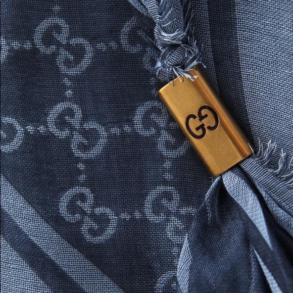 ⭐️PM EDITOR’S PICK⭐️ Gucci GG pattern shawl scarf - Picture 3 of 8